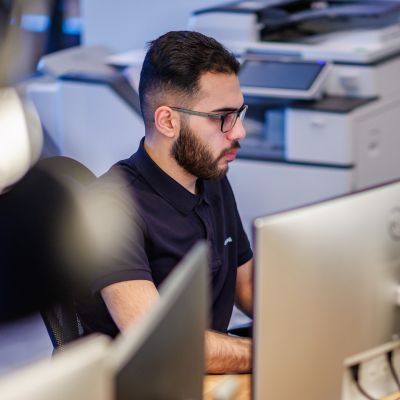 Wist je dat er elke seconde zo’n 40.000 zoekopdrachten worden uitgevoerd via Google? Het is heel gebruikelijk dat mensen deze zoekmachine gebruiken als naslagwerk bij hun werk. Ook bij Hoffelijk gebeurt dit regelmatig, zelfs op de afdeling IT.De technologie verandert immers continu, dus wij verwachten dan ook niet dat je alle wijsheid in pacht hebt. Wat zien we dan wel graag terug in onze nieuwe Medewerker IT-beheer? Een flinke dosis humor, geduld én oplossingsgerichtheid. Daarmee kom je al een heel eind! En dat laatste stukje, daar hebben we nog altijd Google voor…

Benieuwd naar de vacature of direct solliciteren? Ga dan vooral snel naar onze website!

lindenhaeghe it