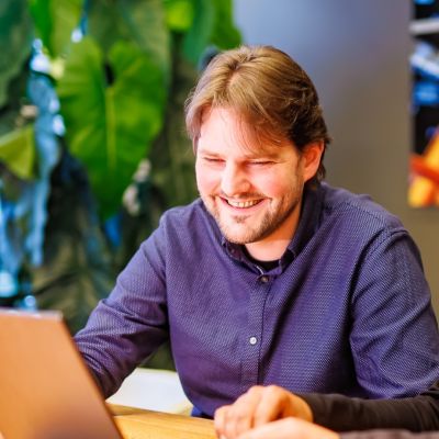 IT’er van het eerste uur, zo kunnen we onze collega Joris wel noemen. Toen hij vijf jaar geleden in dienst kwam, was er namelijk nog helemaal geen IT-afdeling. De richting waar onze organisatie heen wilde was duidelijk, maar Joris kreeg alle vrijheid om de weg ernaartoe zelf te bepalen.“Het was een mooie uitdaging om dit helemaal van de grond af aan op te bouwen,” vertelt hij. Benieuwd naar zijn verhaal? Check onze highlights!

lindenhaeghe development