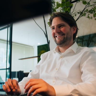 Het was een feestelijke dag vorige week, want Joris was vijf jaar in dienst!Toen Joris vijf jaar geleden in dienst kwam, was er nog geen development-afdeling. Hij heeft het team dus helemaal van de grond af opgebouwd. Vanuit de organisatie was er wel een koers uitgestippeld, maar hij kreeg veel vrijheid om de weg ernaartoe zelf te bepalen. Hij heeft een belangrijke rol gespeeld bij de ontwikkeling van ons Dashboard, diplomadossier, de website en zo kunnen we nog wel even doorgaan. 

Joris, je bent een hele fijne collega, een inspiratie voor jouw team en iemand op wie je altijd kan rekenen. Gefeliciteerd met dit mooie jubileum!

lindenhaeghe development