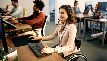 Personen achter computer