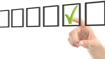 Hand met aangevinkt aanvinkdoosje in perspectief