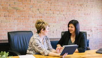 Overleggende collega's aan bureau