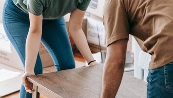 Personen tillen een koffietafel op 