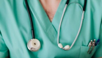 Ingezoomde afbeelding van dokter met munten in de hand