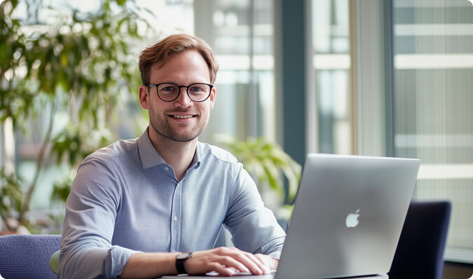 Middelbare man achter laptop