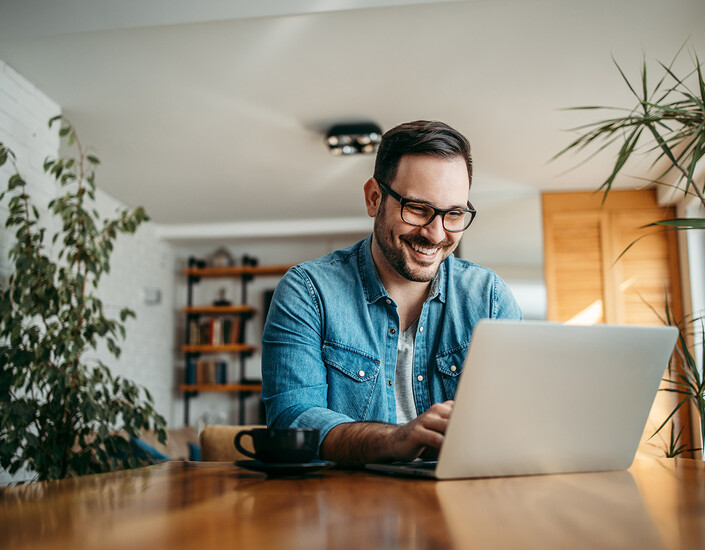 Man achter laptop